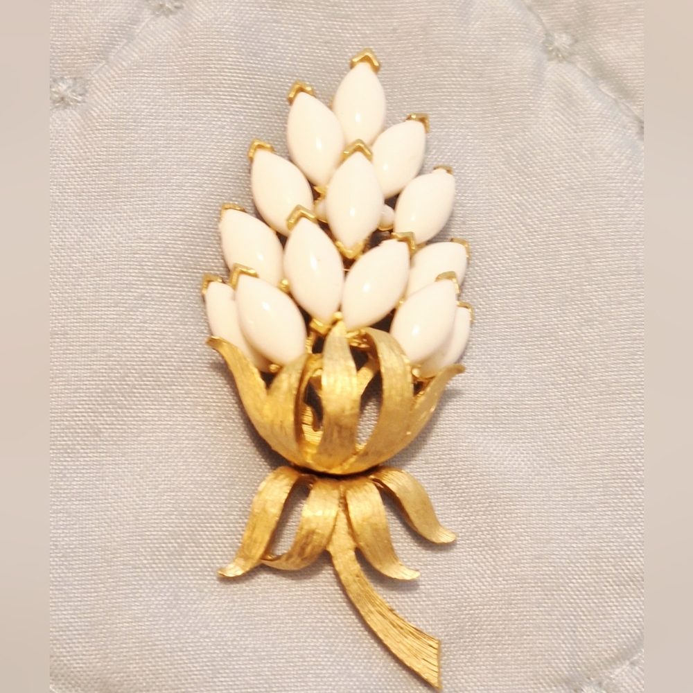 Vintage Crown Trifari Gold Tone‎ Floral Brooch White Cabachone Stones MB